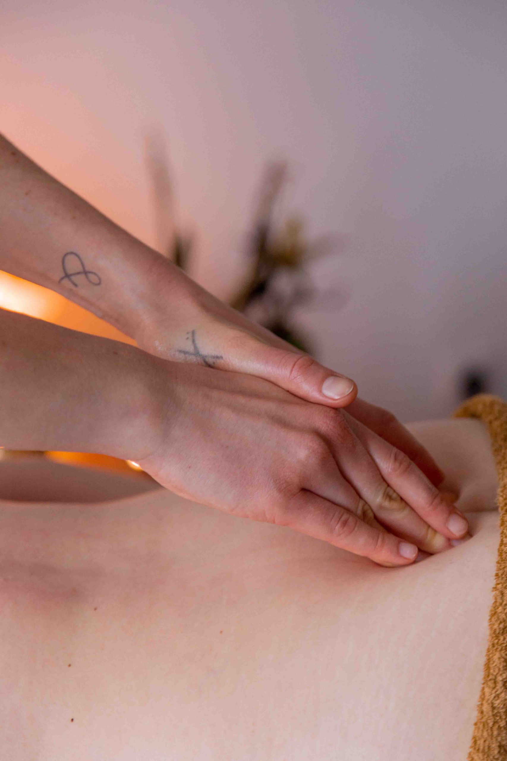 Massage ayurvédique Abhyanga massage du dos zone du coccyx