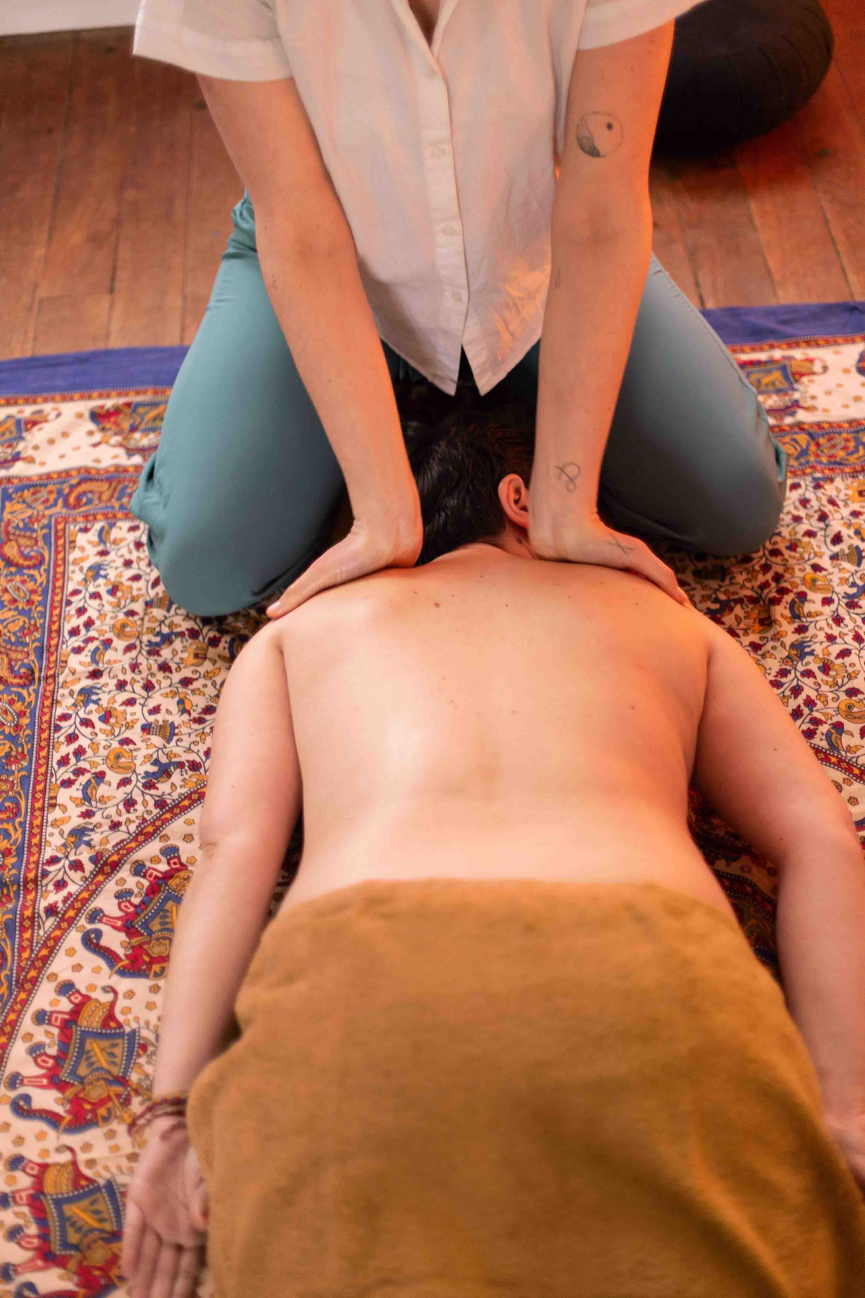 Massage ayurvédique Abhyanga au sol massage du dos