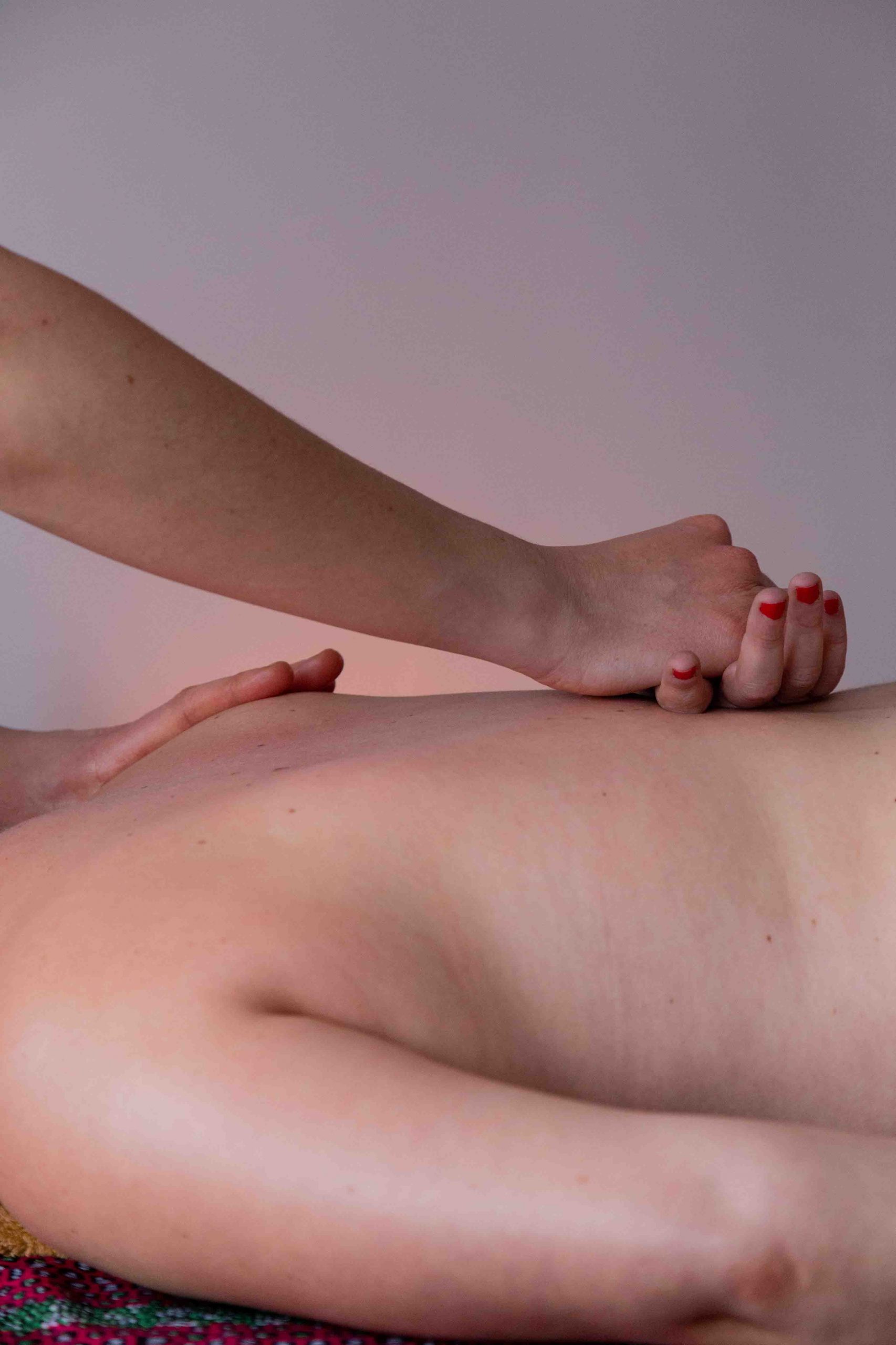 Massage ayurvédique 7 postures massage du dos zone omoplate