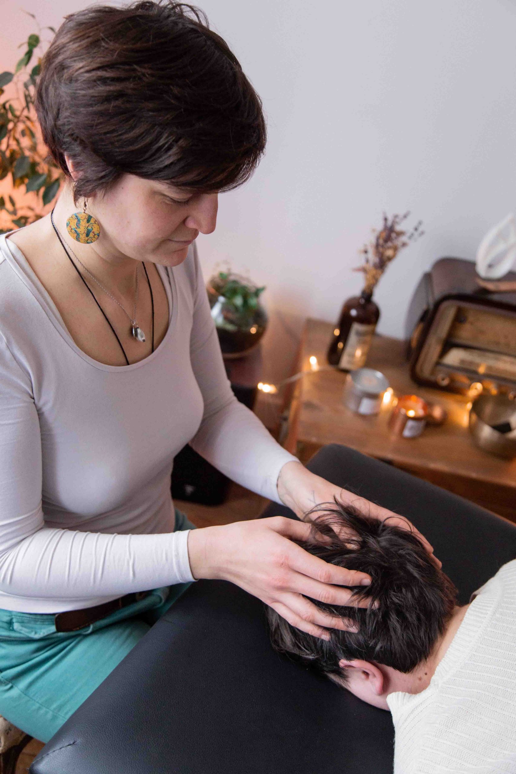 Massage métamorphique massage tête zone réflexe colonne vertébrale