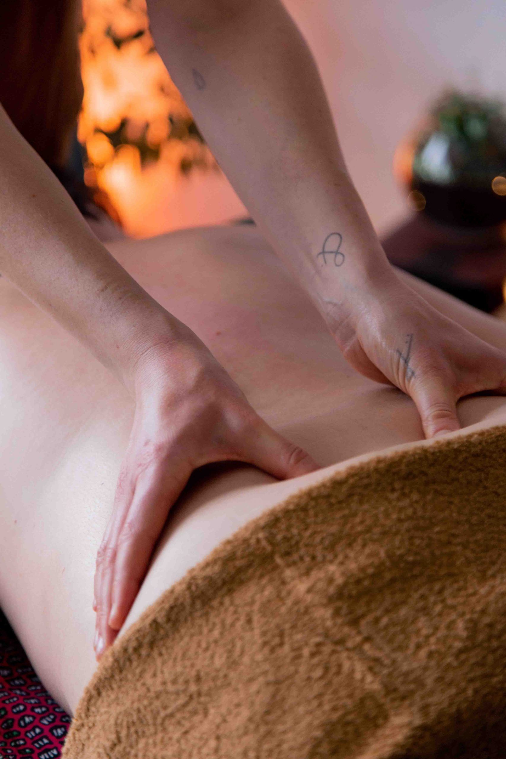 Massage du dos dans le massage ayurvédique Abhyanga