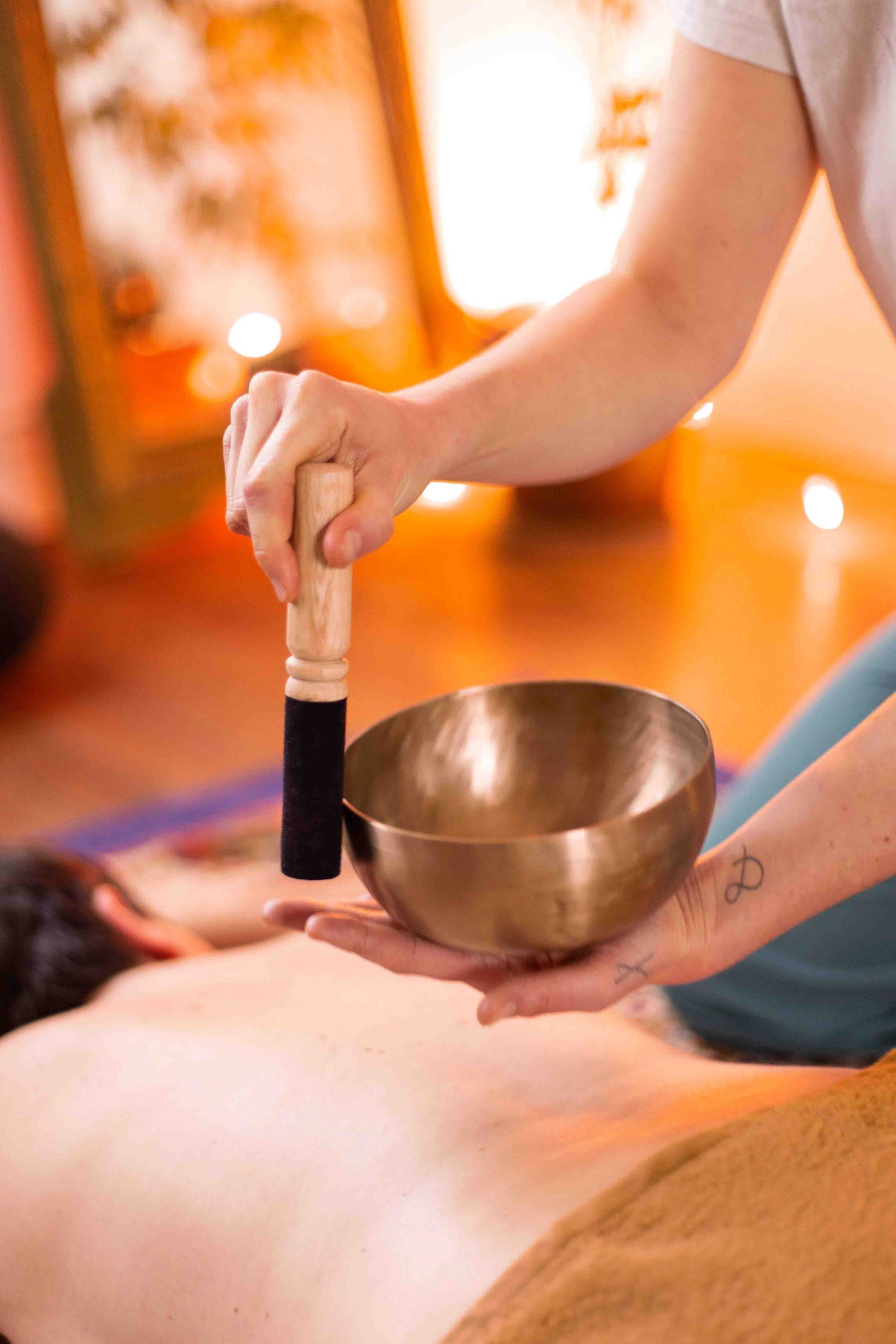 Utilisation bol tibétain lors d'un massage ayurvédique Abhyanga