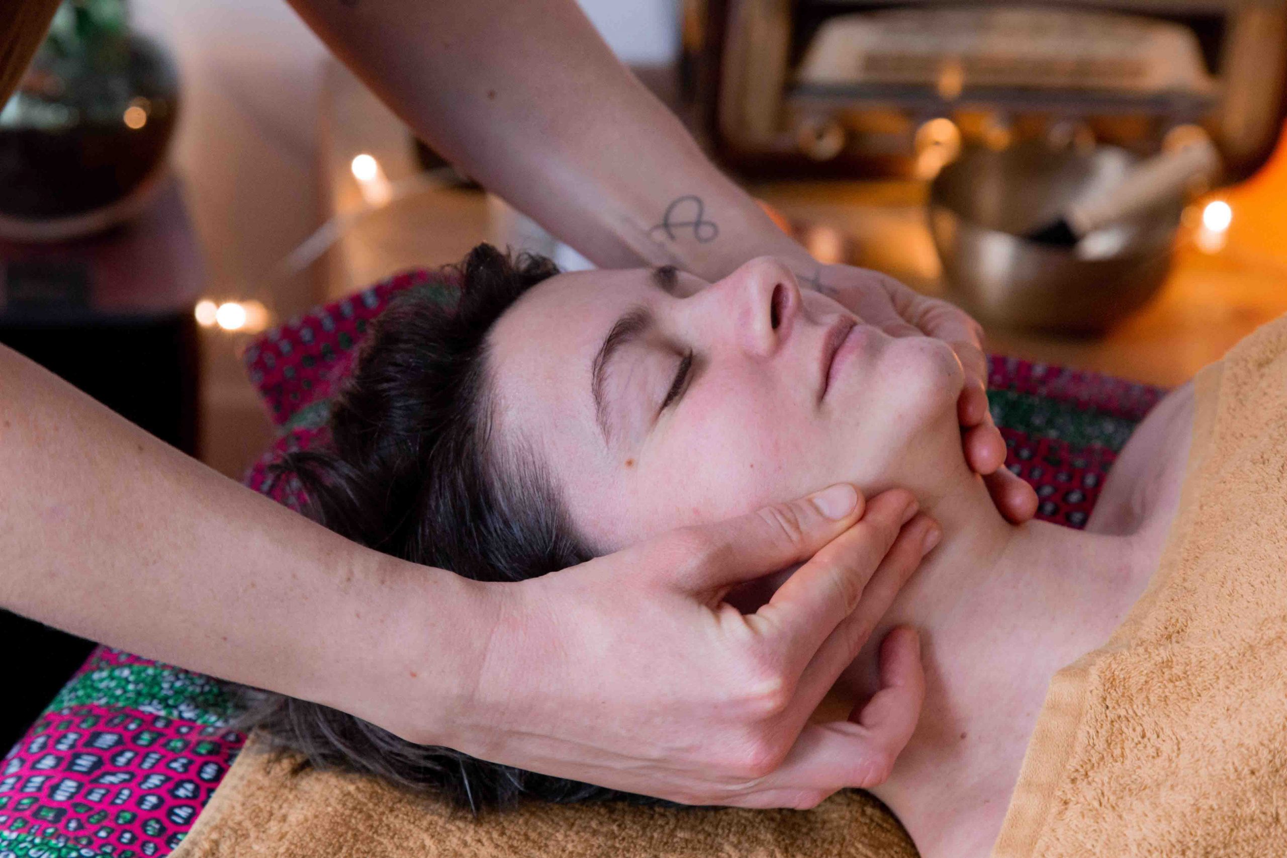 Massage ayurvédique du visage avec huile de sésame