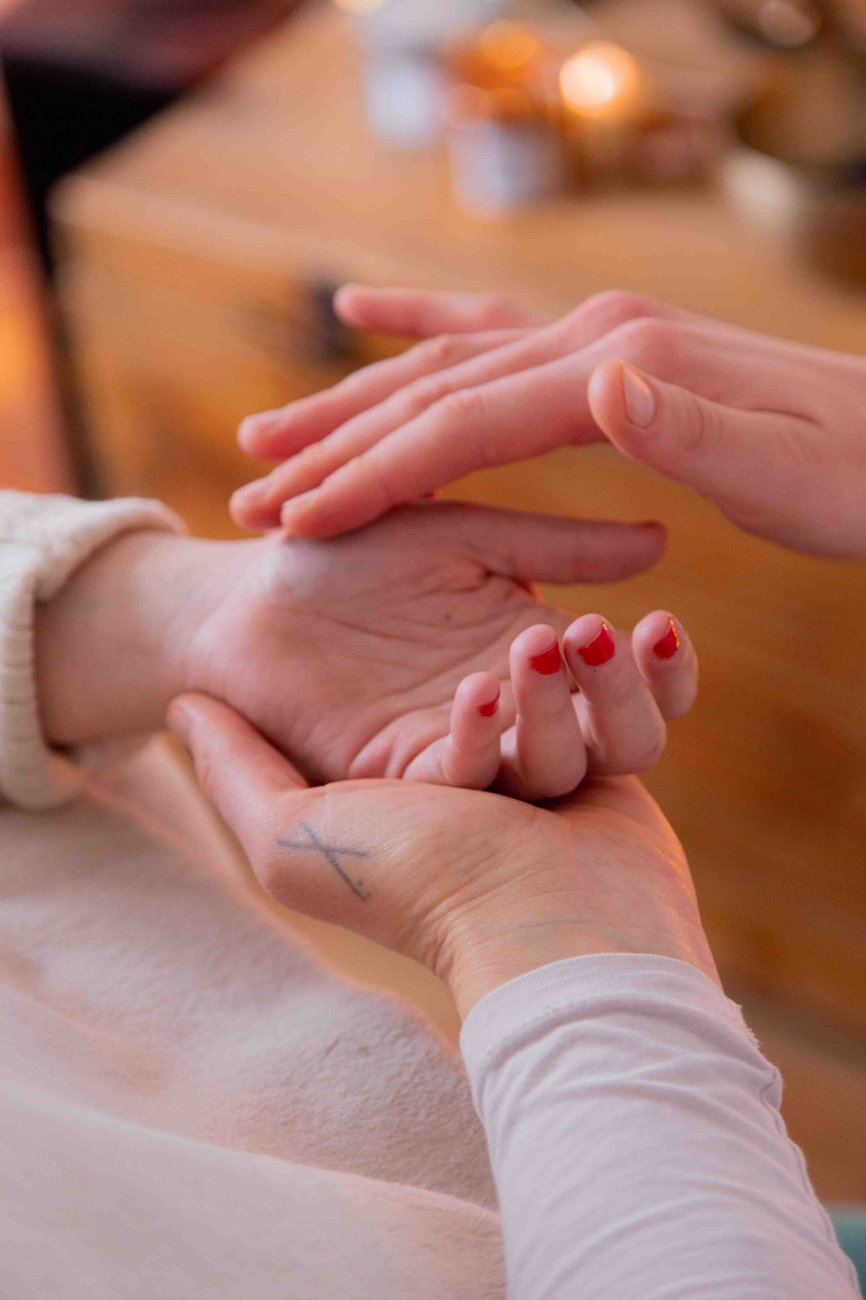 Massage métamorphique massage de la main avec léger toucher