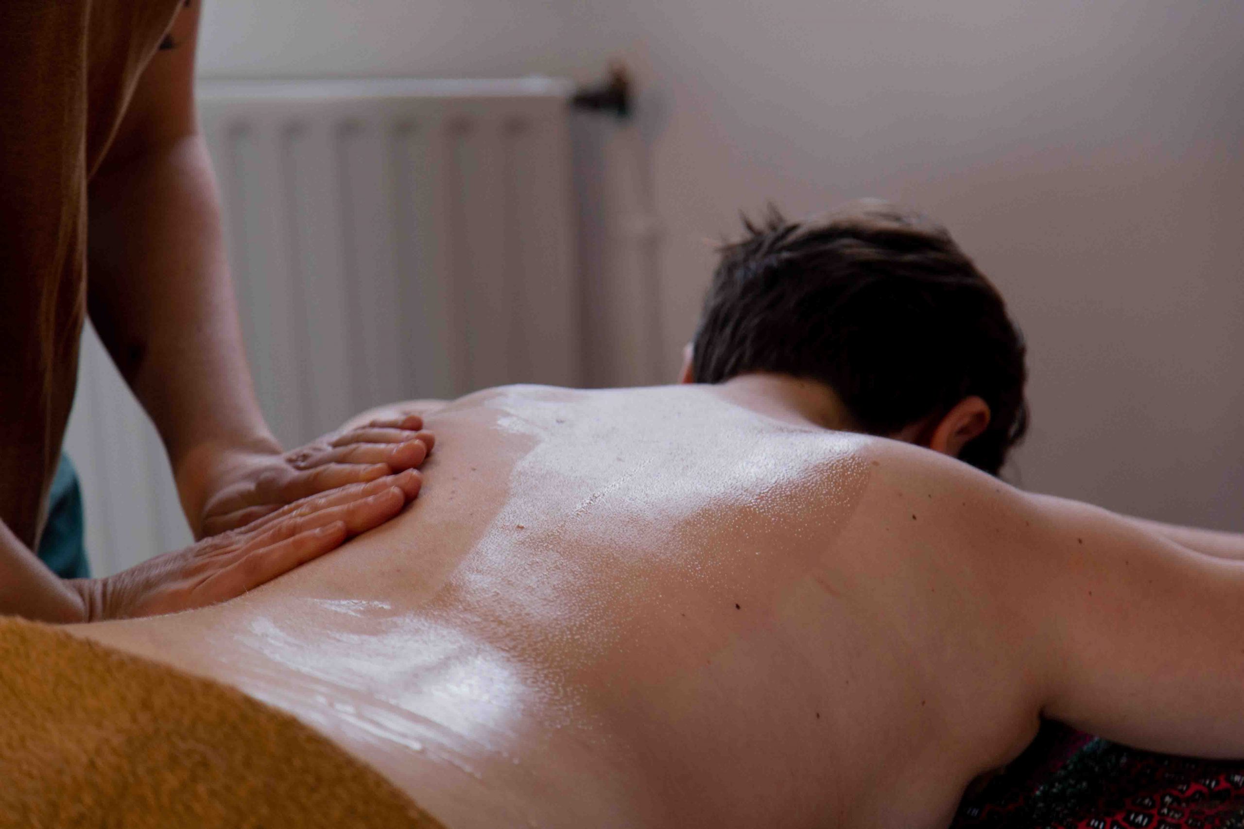 Préparation du dos avec huile de sésame massage ayurvédique abhyanga