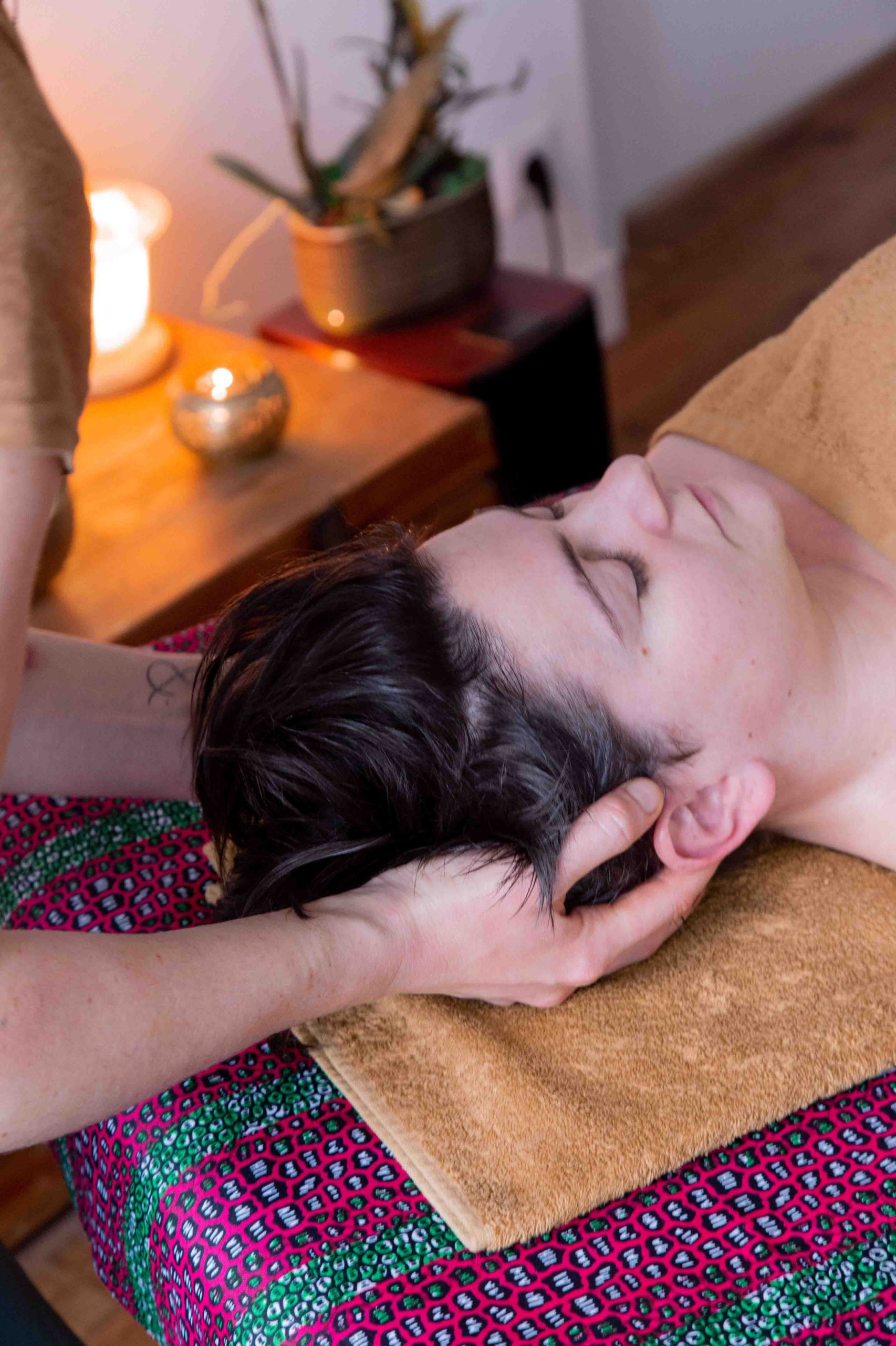 Massage tête à la fin du massage ayurvédique abhyanga
